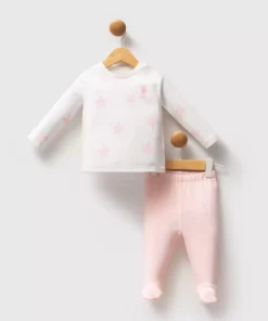 محصولات تکیه بر برند U.S. Polo Assn برای دختران نوزاد شامل ست‌های سفید رنگ هستند. برند U.S. Polo Assn. - 970196795