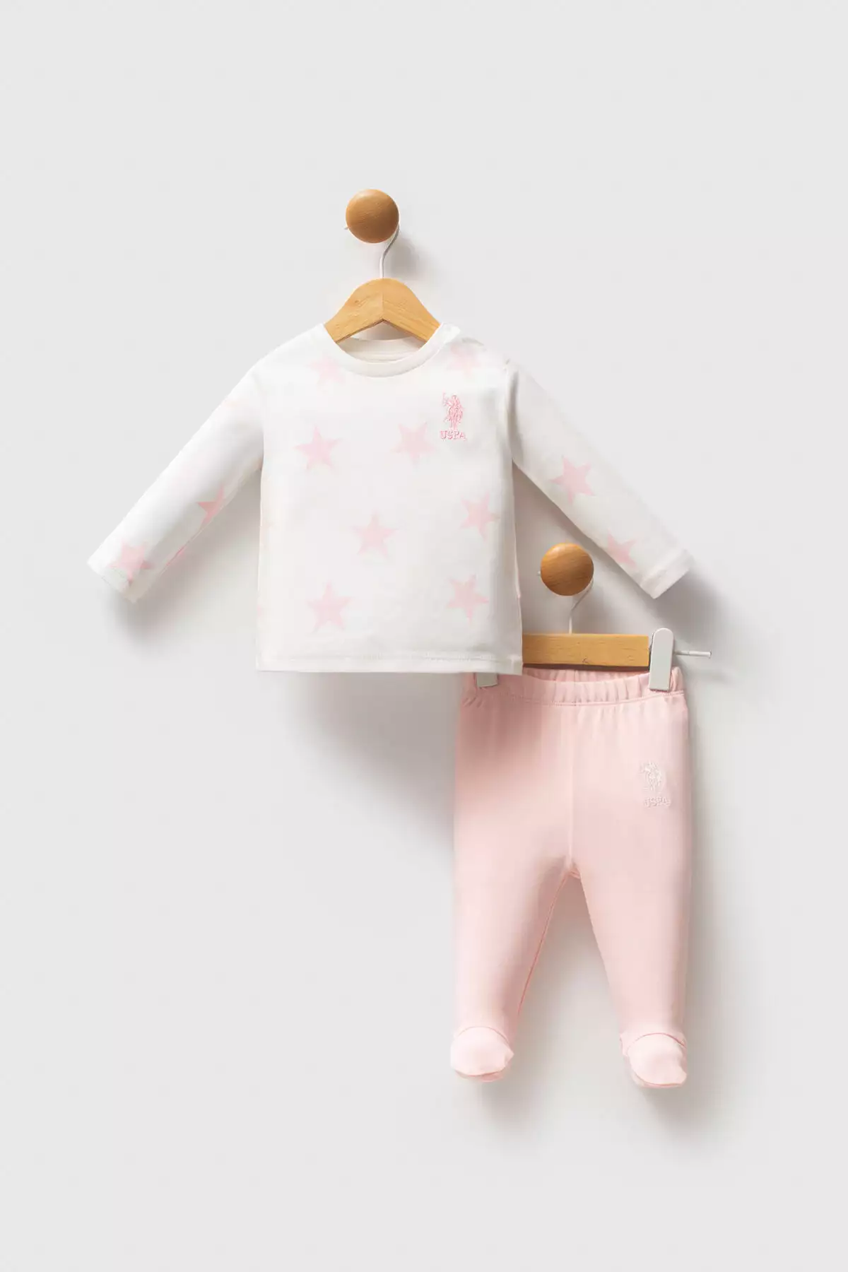 محصولات تکیه بر برند U.S. Polo Assn برای دختران نوزاد شامل ستهای سفید رنگ هستند. برند U.S. Polo Assn. - 970196795