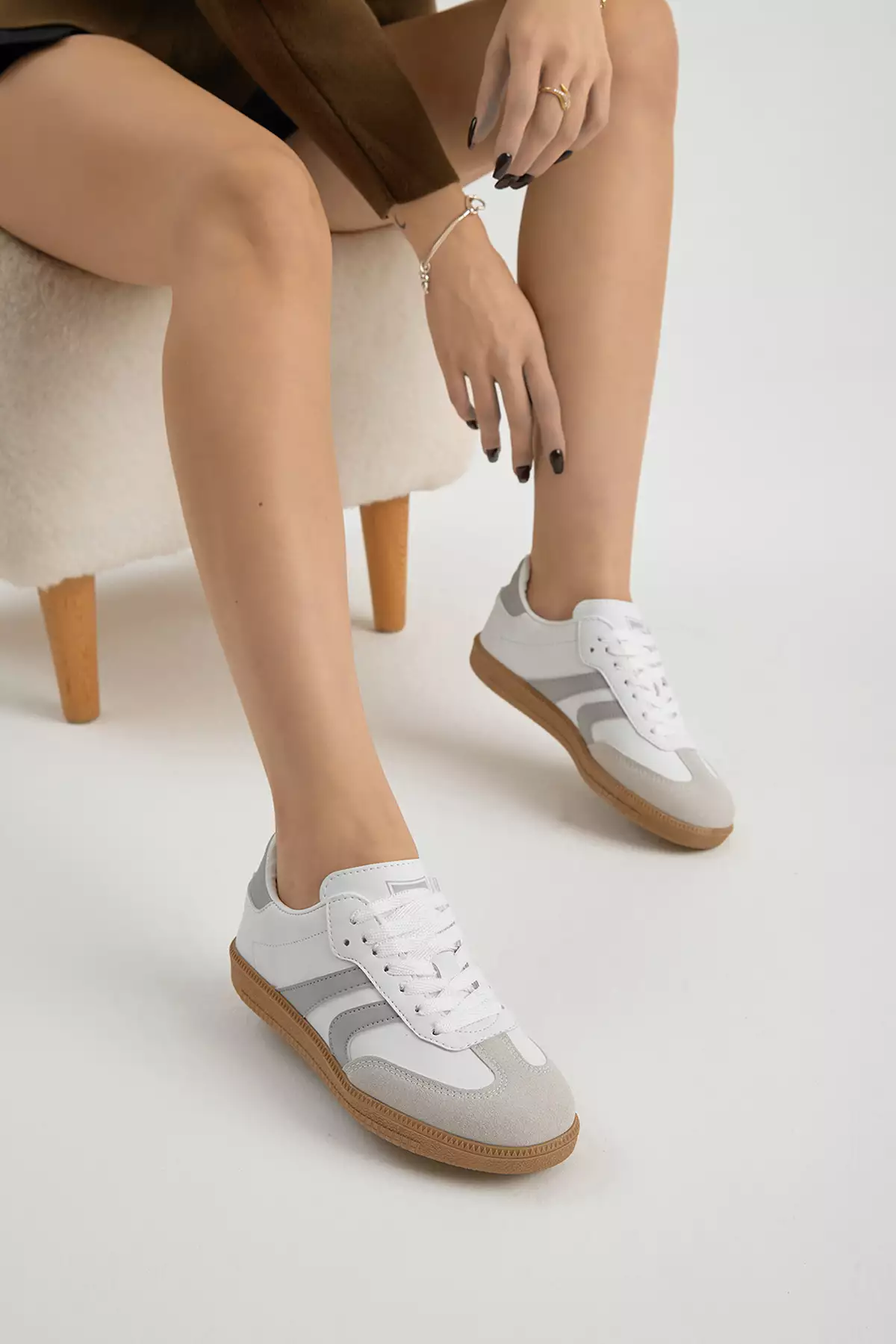 کفش ورزشی زنانه سفید و خاکستری با کفی ترمو و بند دار، دارای نوار کناری برند Tonny Black - 1031013985