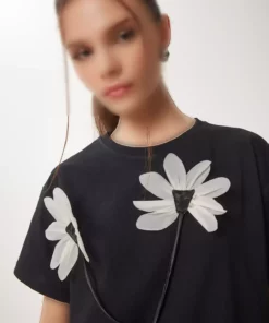 تی‌شرت نخی بافتنی زنانه طرح گل سیاه ZV00294 برند Happiness İstanbul - 929562164