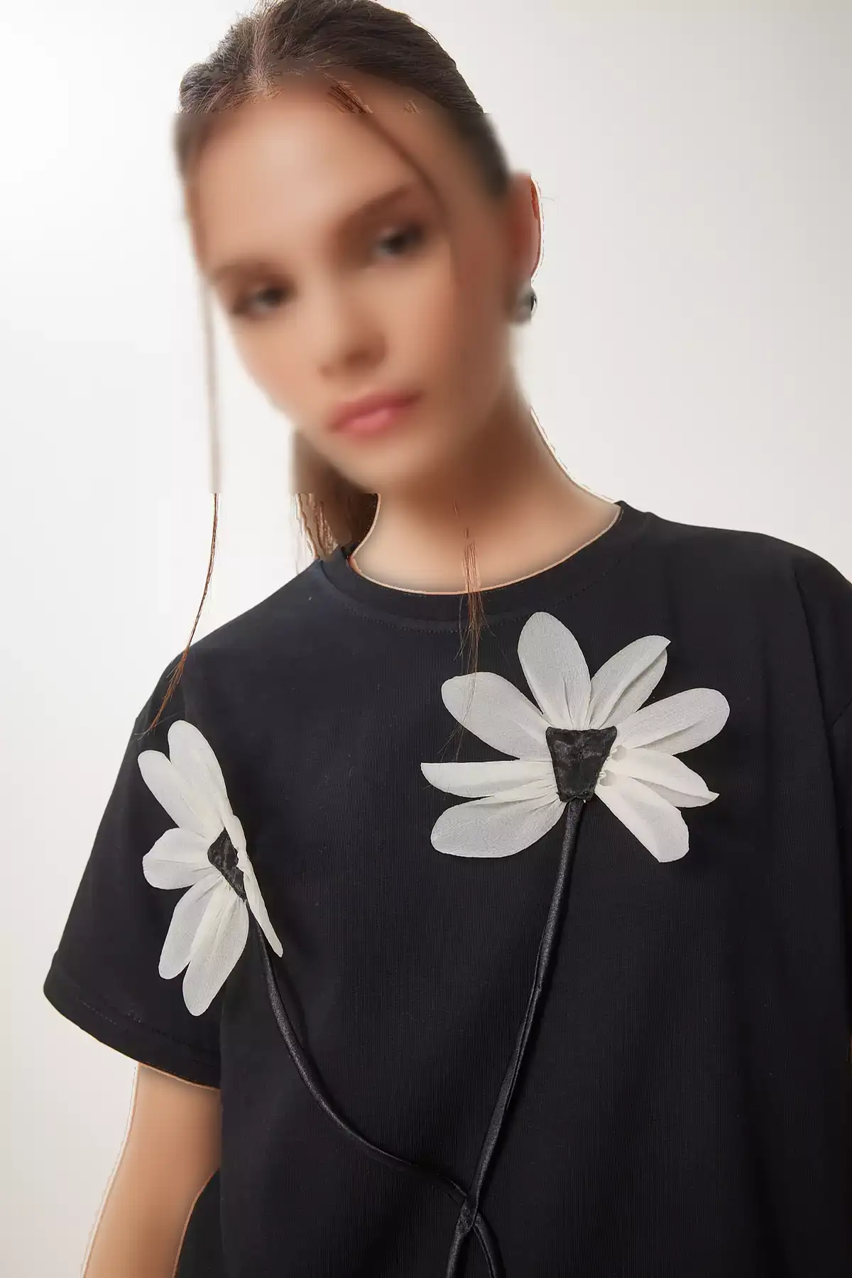 تیشرت نخی بافتنی زنانه طرح گل سیاه ZV00294 برند Happiness İstanbul - 929562164