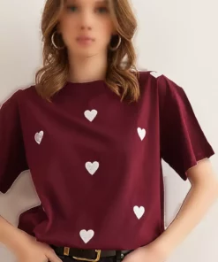 تی‌شرت زنانه بوردو با طرح گلدوزی قلب و مدل رگولار فیت از جنس پنبه برند Olalook - 921280210