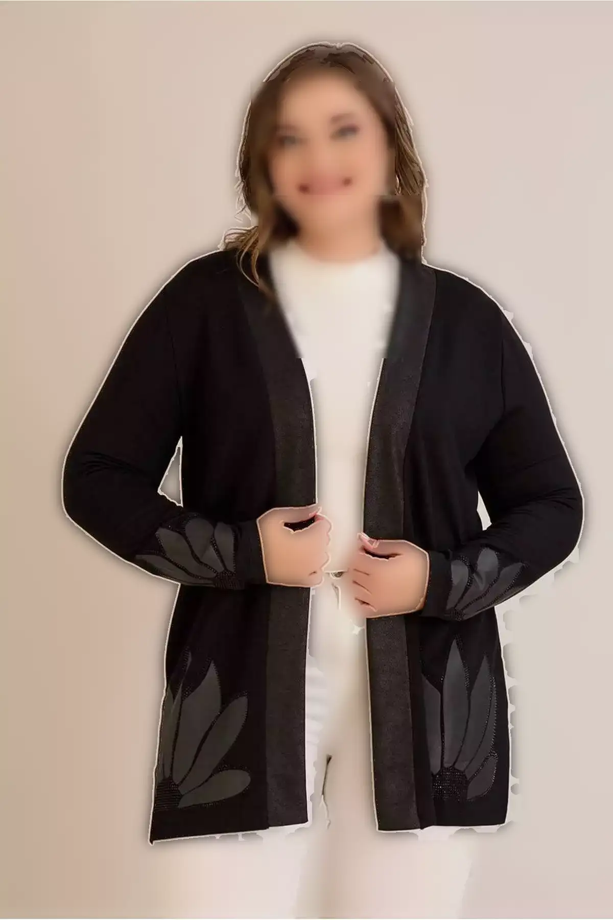 کاردی در ظاهر چرم با طرح لوتوس و جزئیات نوار، یقه بدون دکمه، یقه در جلو و یقه بلند با یقه کشی. برند FOR ESRA BIG TREND - 994500385