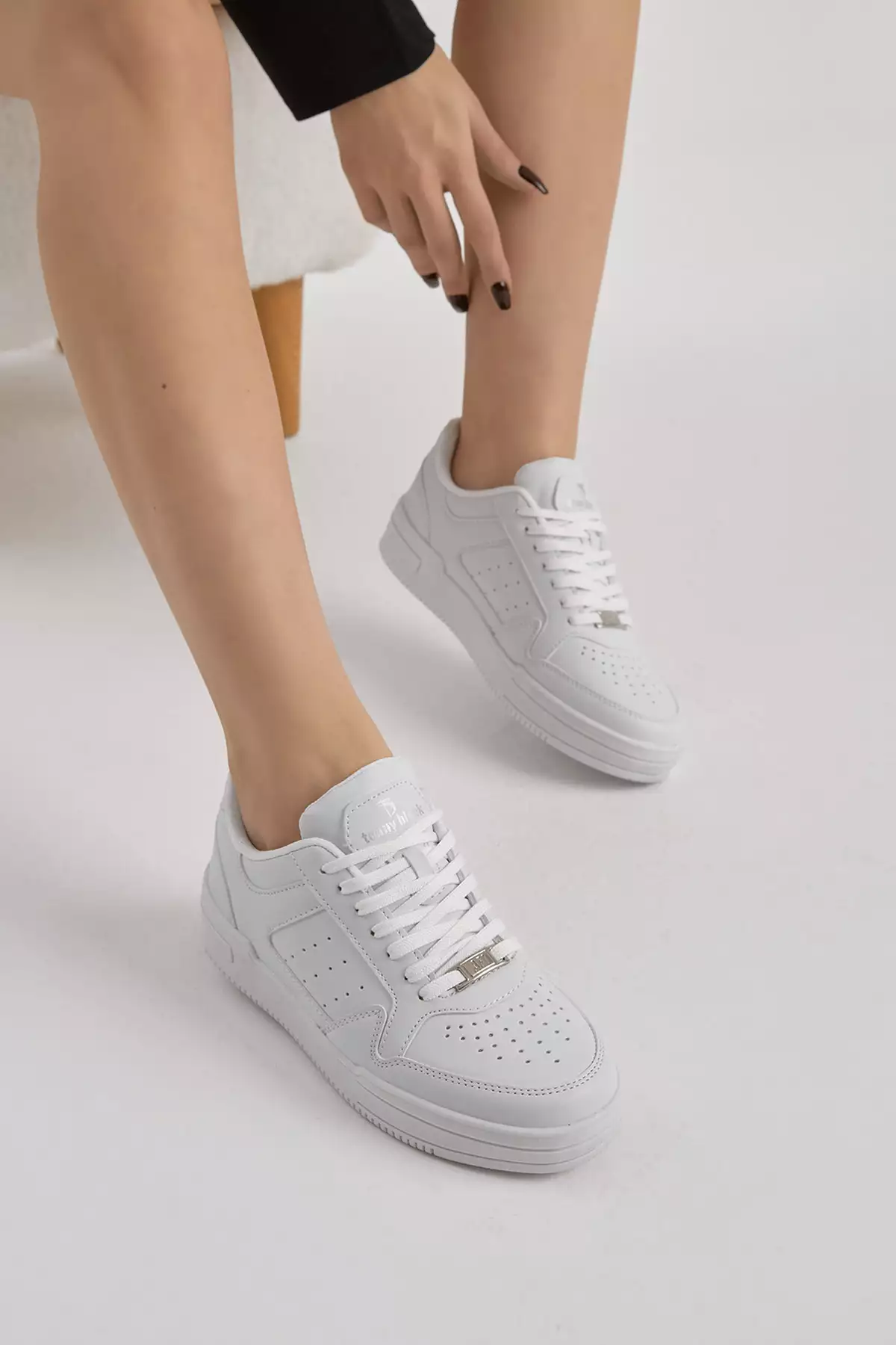 کفش ورزشی روزمره با بند و کفی ترمو سفید برند Tonny Black - 1031014379