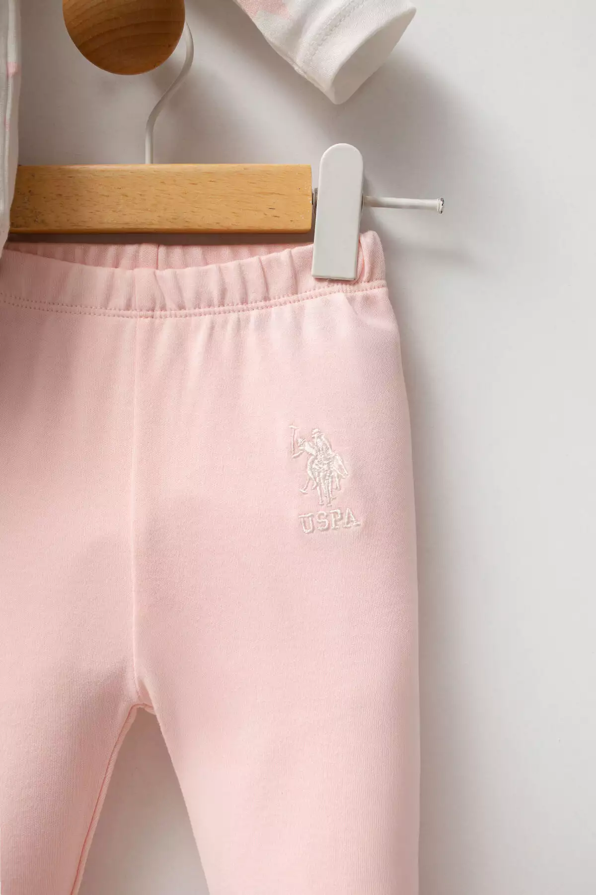 محصولات تکیه بر برند U.S. Polo Assn برای دختران نوزاد شامل ستهای سفید رنگ هستند. برند U.S. Polo Assn. - 970196795