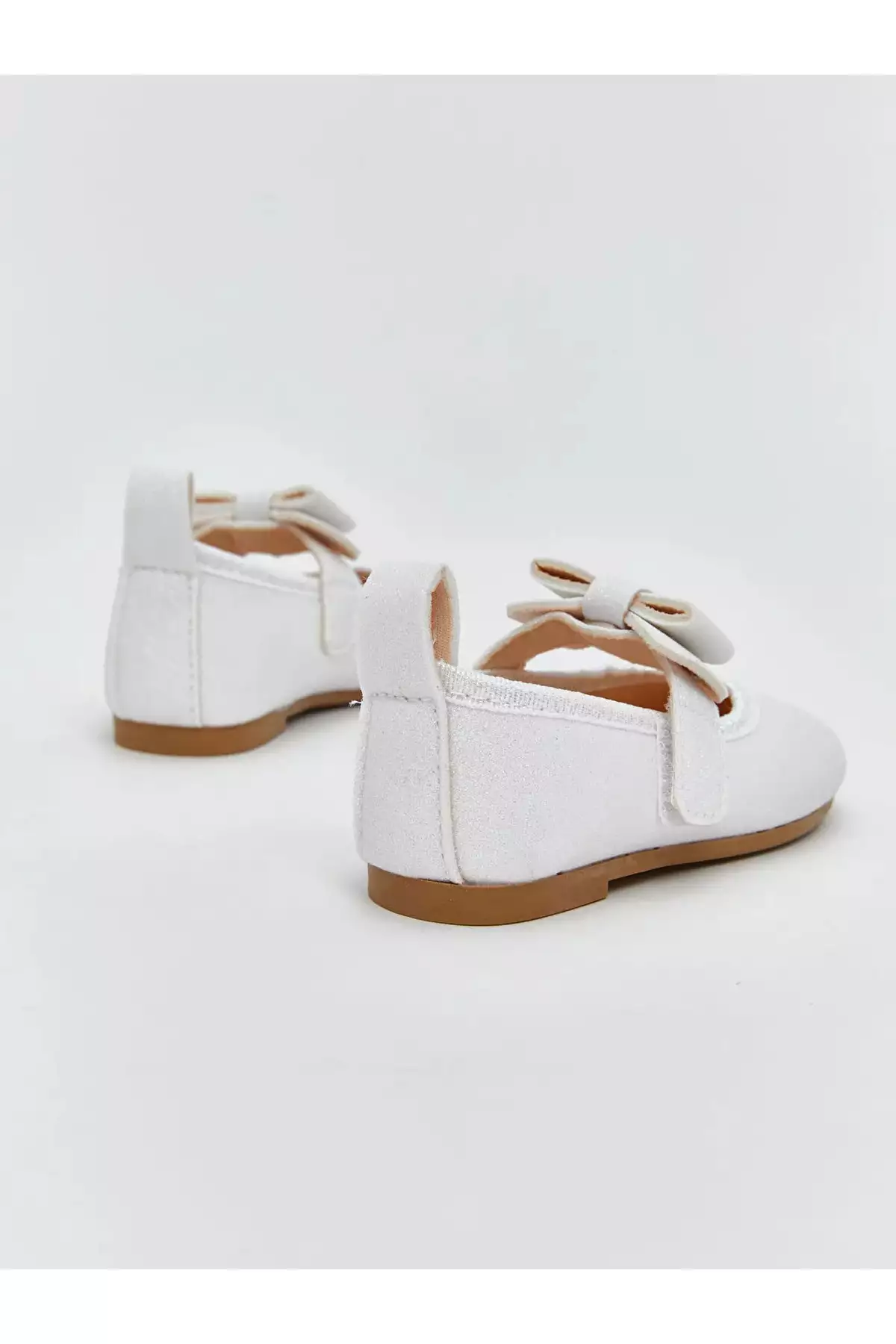 کفش بامزه دخترانه مدل بندی سفید با جزئیات فُیونک برند LC Waikiki - 901930110