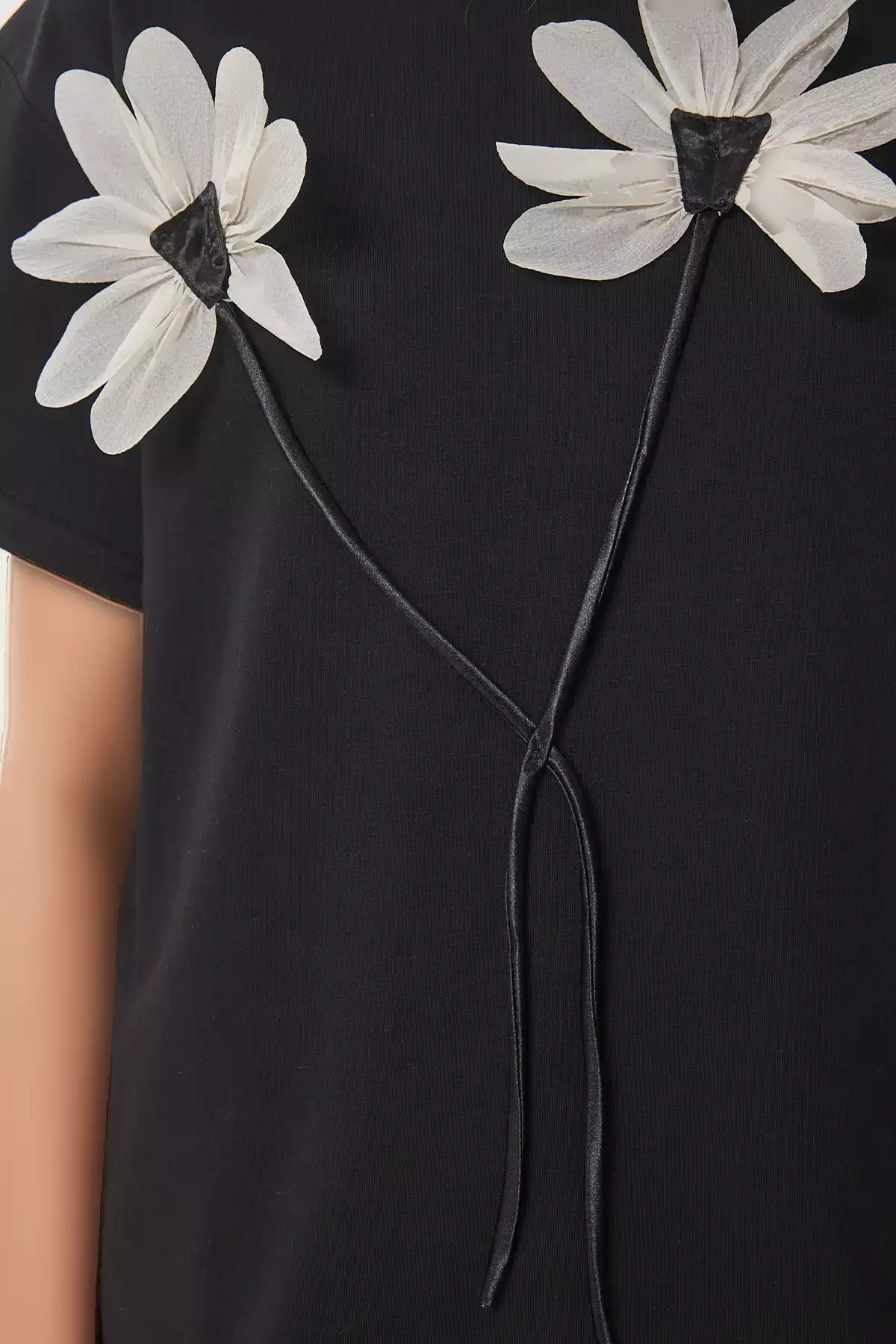 تیشرت نخی بافتنی زنانه طرح گل سیاه ZV00294 برند Happiness İstanbul - 929562164