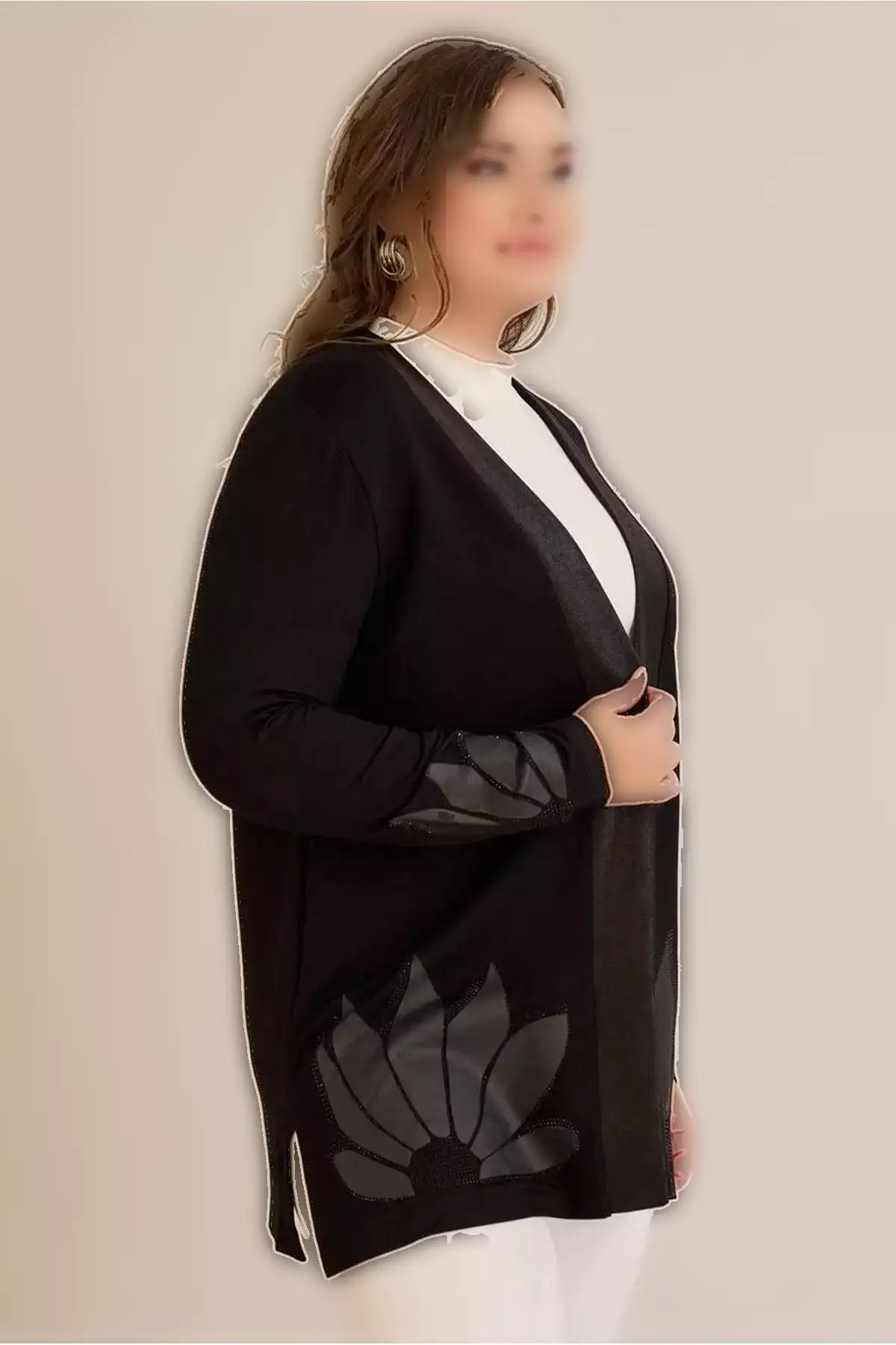 کاردی در ظاهر چرم با طرح لوتوس و جزئیات نوار، یقه بدون دکمه، یقه در جلو و یقه بلند با یقه کشی. برند FOR ESRA BIG TREND - 994500385