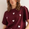 تی‌شرت زنانه بوردو با طرح گلدوزی قلب و مدل رگولار فیت از جنس پنبه برند Olalook - 921280210