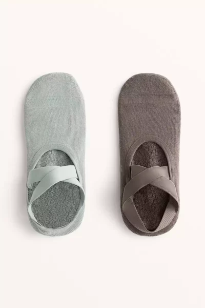 جوراب یوگا و پیلاتس ترکیب شده با نخ پنبه‌ای، با دو جفت بند متقاطع و پر شده. برند Oysho - 971421754