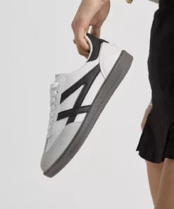 کفش ورزشی پسرانه و دخترانه سفید و سیاه با کفی حرارتی و بند دار و نوار کنار برند Tonny Black - 1031017784