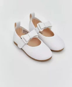 کفش بامزه دخترانه مدل بندی سفید با جزئیات فُیونک برند LC Waikiki - 901930110