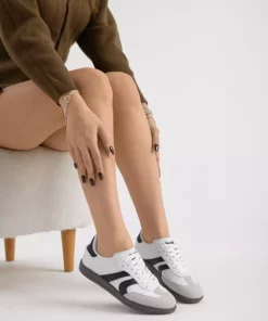 کفش ورزشی زنانه با لایه زیرین سفید و مشکی، دارای نوار کناری و بند. برند Tonny Black - 1031011572