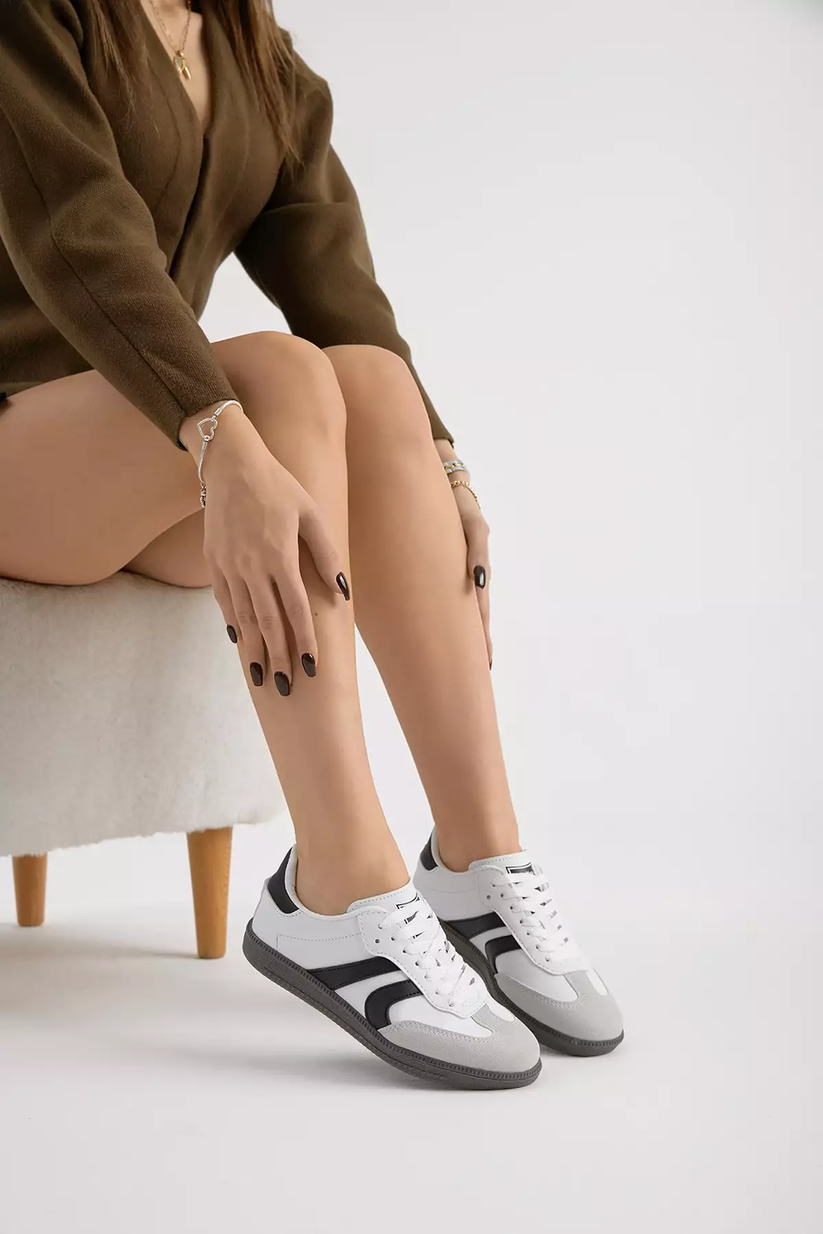 کفش ورزشی زنانه با لایه زیرین سفید و مشکی، دارای نوار کناری و بند. برند Tonny Black - 1031011572