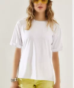 تی‌شرت زنانه با یقه گرد و آستین کوتاه، طراحی ساده و یقه یکتایی بایستی‌دار، دارای برش جانبی 60251203 برند Bianco Lucci - 829711229