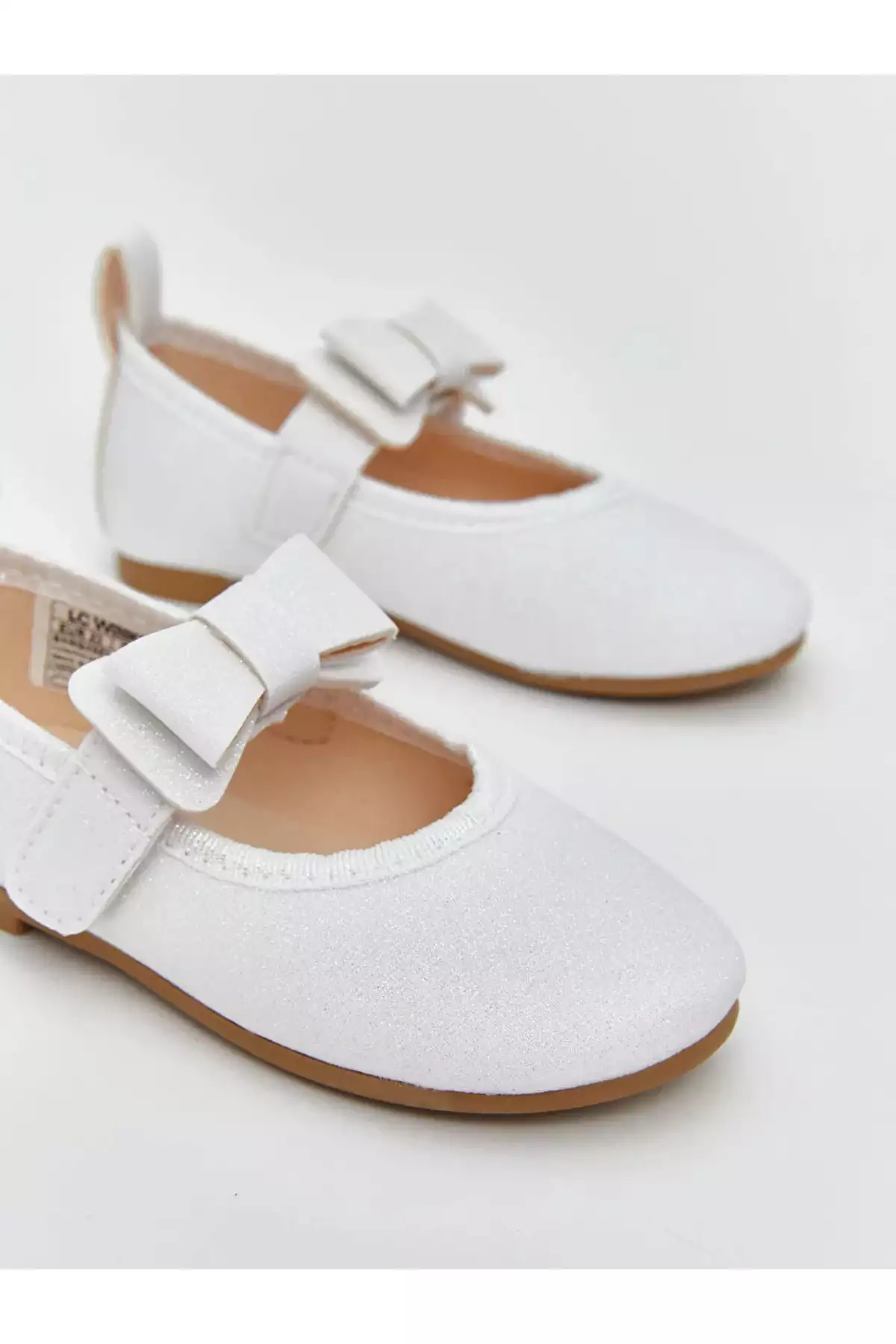 کفش بامزه دخترانه مدل بندی سفید با جزئیات فُیونک برند LC Waikiki - 901930110