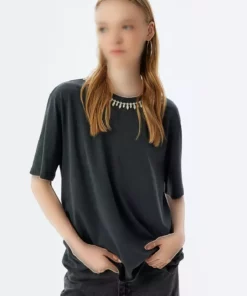 تی‌شرت کوتاه‌ آستین با گردن حالتی و جزئیات سنگی، بافت شسته شده و از جنس پنبه برند Koton - 850294646