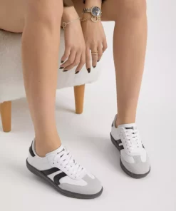 کفش ورزشی زنانه با لایه زیرین سفید و مشکی، دارای نوار کناری و بند. برند Tonny Black - 1031011572