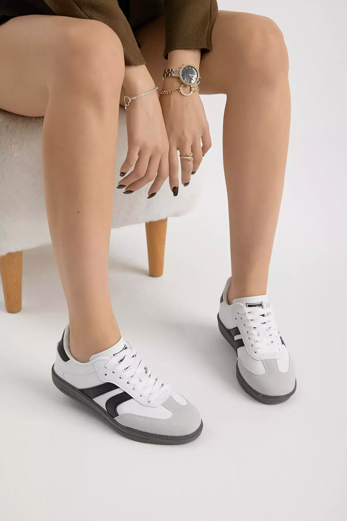 کفش ورزشی زنانه با لایه زیرین سفید و مشکی، دارای نوار کناری و بند. برند Tonny Black - 1031011572