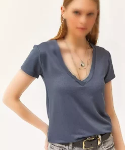 تی‌شرت زنانه خاکستری کمرنگ با یقه عمیق V و پارچه مدال TSH-19000773 برند Olalook - 804735223