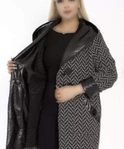 کاپشن هوددار جکاردی با جزئیات چرمی و طرح زیگزاگ، یقه‌دار، جیب‌دار، آستین بلند و دارای ترک‌دار زیر باسن برای راحتی بیشتر. برند Kheos - 768334716