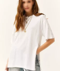 تی‌شرت پنبه‌ای زنانه سفید با دکمه‌های طلایی جانبی TSH-19000762 برند Olalook - 738405413