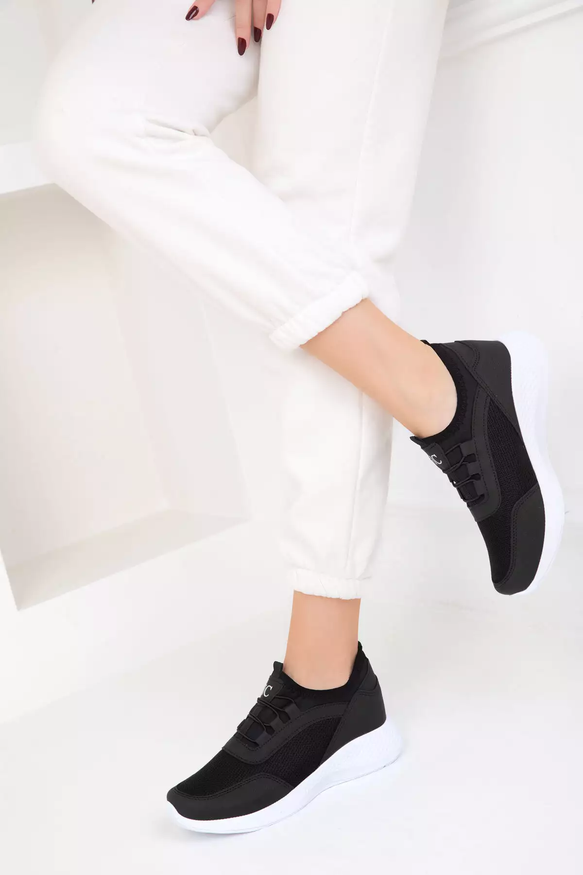 کفش ورزشی زنانه مشکی مدل 15226 برند SOHO - 46284494