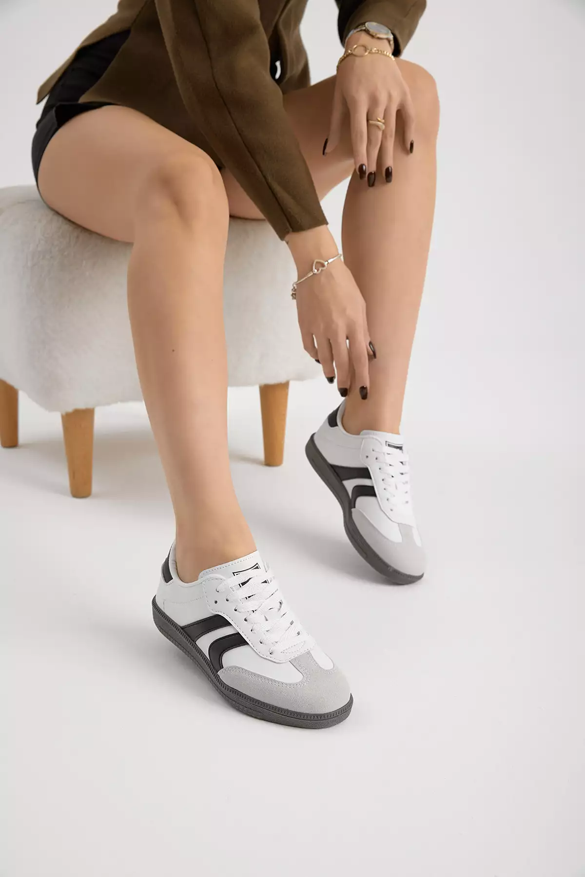 کفش ورزشی زنانه با لایه زیرین سفید و مشکی، دارای نوار کناری و بند. برند Tonny Black - 1031011572