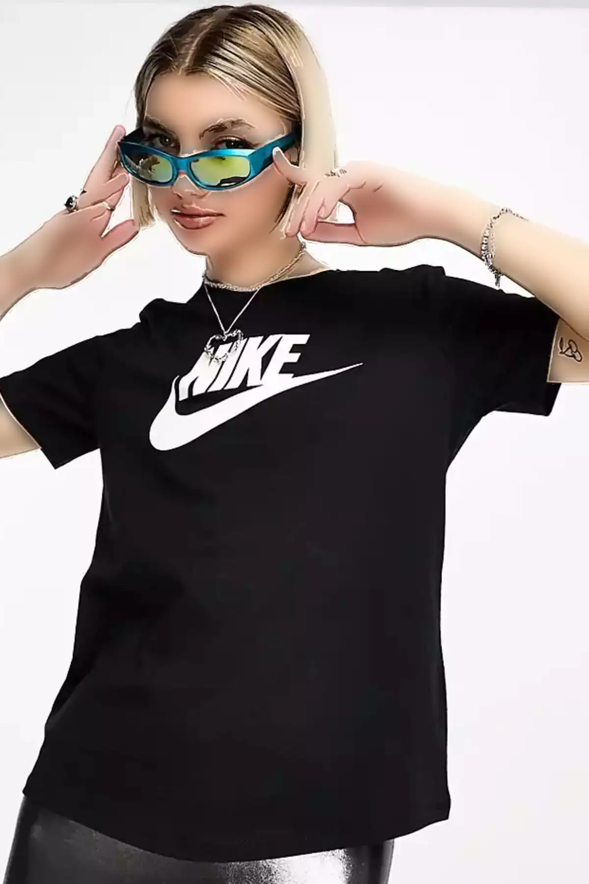 تی شرت ورزشی زنانه استاندارد سیاه الگوی اسنشیال آیکون فوتورا برند Nike - 816272114