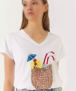 تیشرت زنانه یقه V طرح حوایی با تزیینات رنگی و زرق و برق 60261433 برند Bianco Lucci - 900381989