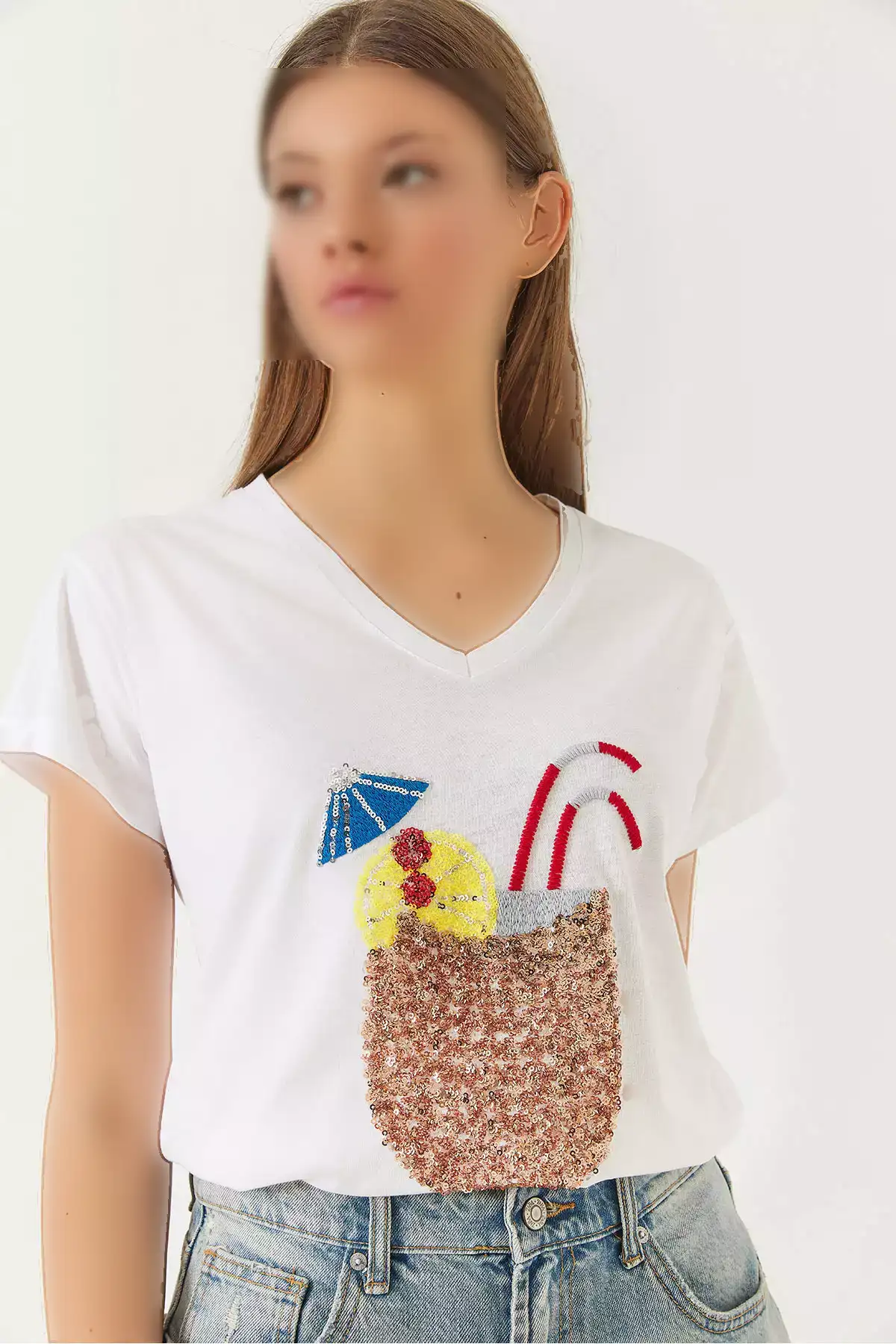 تیشرت زنانه یقه V طرح حوایی با تزیینات رنگی و زرق و برق 60261433 برند Bianco Lucci - 900381989