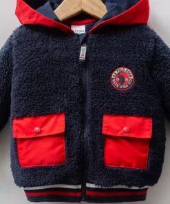 حتما! ترجمه نام محصولات به فارسی به شرح زیر است: 1. کاپشن پسرانه ول‌سافت 2. کاپشن زیپ‌دار 3. کاپشن با کلاه 4. پارچه فوق‌العاده نرم برند U.S. Polo Assn. - 1049183522