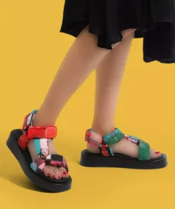سندل زنانه وگان با کفی ضخیم و طرح چندرنگ - طراحی علف و دریا برند Dogo - 738417082