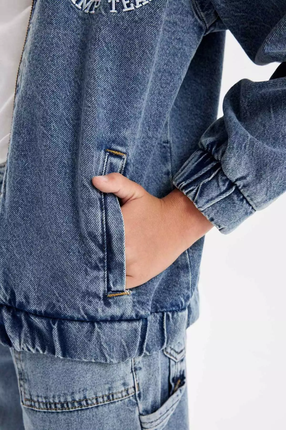 کاپشن جین بمبری با یقه کالج و زیپ، مناسب فصل، با جیب و طرح چاپی برای پسران کودک برند Defacto - 848422323