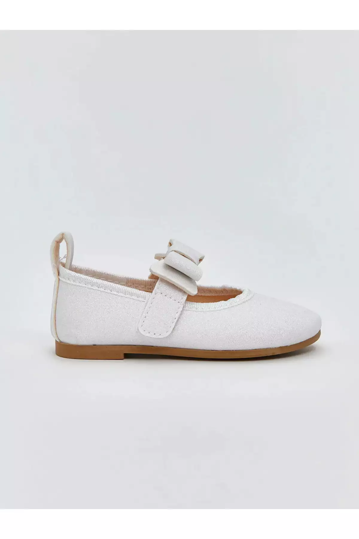 کفش بامزه دخترانه مدل بندی سفید با جزئیات فُیونک برند LC Waikiki - 901930110