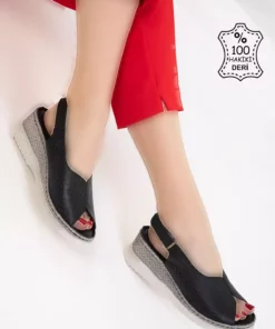 صندل زنانه چرم طبیعی مشکی 20622 برند SOHO - 932978818